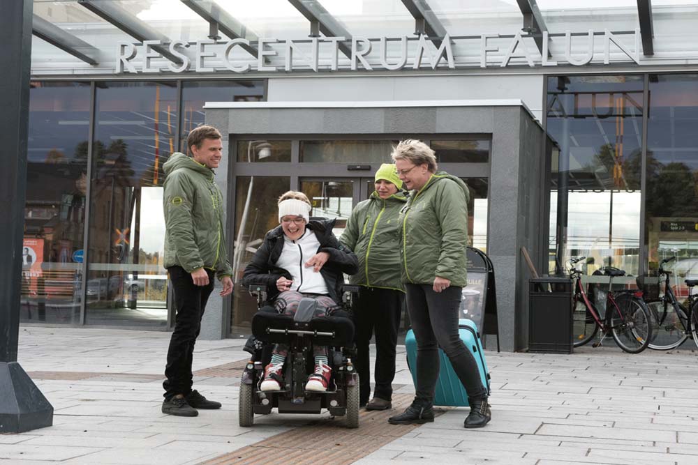 Assistanspersonal tillsammans med kund utomhus
