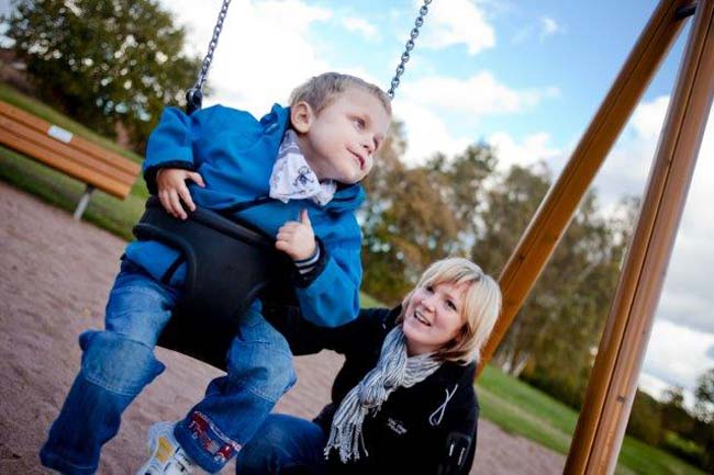 Multihandikappade Elias med autism som gungar