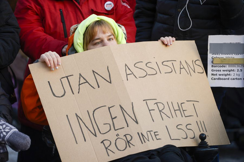 Person håller i plakat