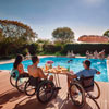 Personer hänger vid en pool