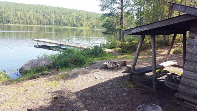 En grillplats vid en sjö